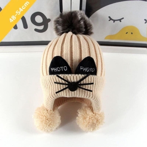 Ponponmütze auf einem mausförmigen Mützentisch