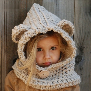 Kapuze für Mädchen, sehr modisch von einem kleinen Mädchen getragen