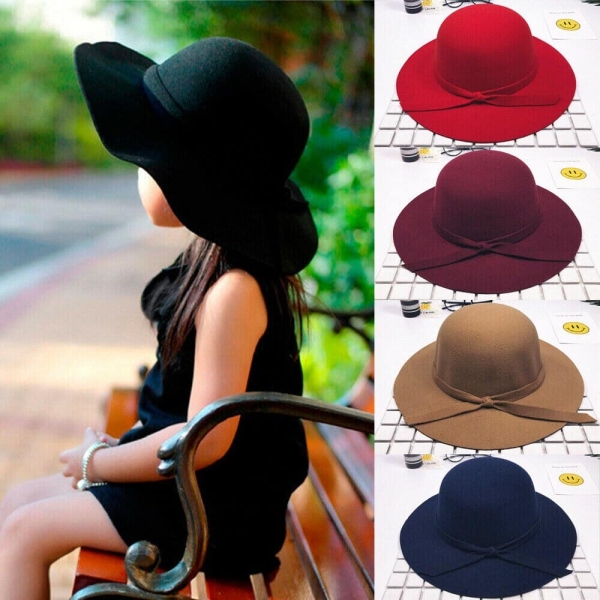 Modischer Hut mit Schleife für Mädchen, getragen von einem Mädchen mit mehreren Farben
