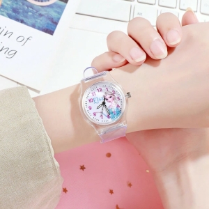 Schneekönigin-Armbanduhr für Mädchen von einem Mädchen getragen