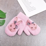 Ein Paar rosa Handschuhe mit einem Hasenmotiv auf der Oberseite, flach gelegt