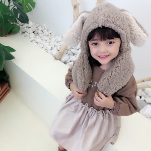 Kapuze mit Hasenohren für Mädchen, getragen von einem kleinen Mädchen