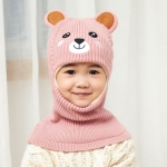 Kapuze mit Bärenmotiv für Mädchen, getragen von einem modischen Mädchen
