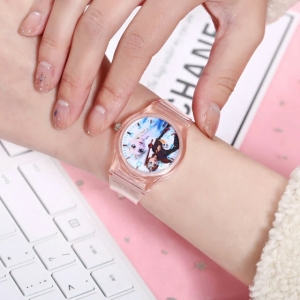 LED Armbanduhr mit Elsa und Anna Motiv in rosa für Mädchen auf einem Tisch mit weißer Tastatur