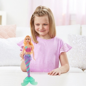 Barbie-Puppe mit Flosse für ein stilvolles Mädchen, gespielt von einem Mädchen in einem Haus