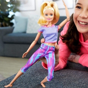 Barbie-Stil Fitness-Puppe für Mädchen, gespielt von einem kleinen Mädchen in einem Haus