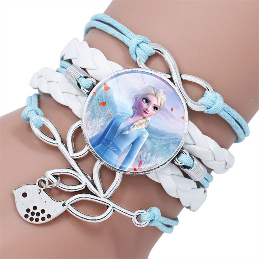 Blau-weißes Armband mit einer Darstellung von Elsa und einem Vogelanhänger