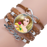 Braunes geflochtenes Armband, das an einem Handgelenk getragen wird, mit einem Prinzessinnenportrait von Die Schöne und das Biest