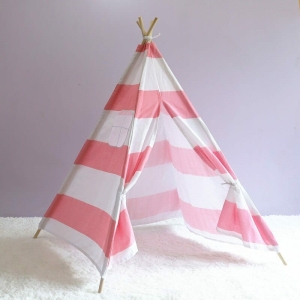 gestreiftes Zelt für Mädchen in rosa und weiß in einem Zimmer auf einem weißen Teppich
