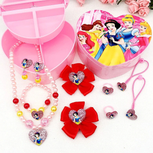 Set mit 9 Schmuckstücken in einer rosafarbenen Schachtel mit Schneewittchenmotiv