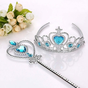 Set aus einer Krone und einem Zauberstab in Silber und Blau, mit einem Blumenstrauß daneben