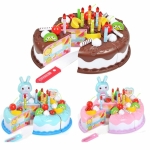 Drei kuchenförmige Spielzeuge für Mädchen in den Farben braun, blau und rosa.