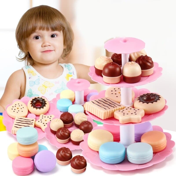 Mehrfarbiges Kuchenspielzeug für Mädchen mit einem dreistöckigen Regal
