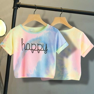 Mehrfarbiges Crop Top T-Shirt mit einem gedruckten Buchstaben für Mädchen in einem Haus