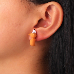 Ohrring in Form eines Fuchses, getragen von einer brünetten Frau