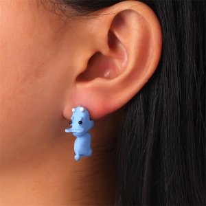 Blauer Ohrring in Form eines Nilpferds, getragen von einer dunkelhäutigen Frau