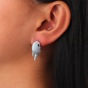 Ohrring in Form eines Wals, getragen von einer brünetten Frau