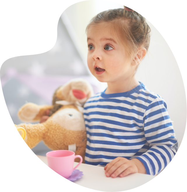 Kleine Piratin mit einem Plüschtier