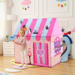 Mehrfarbiges Prinzessinnenschloss-Zelt für Mädchen mit einem Nachttisch und einem kleinen Mädchen in einem Haus