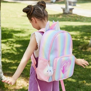 Regenbogen-Rucksack mit weißem Schlüsselanhänger für kleine Mädchen