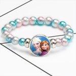 Armband aus rosa und blauen Perlen mit Prinzessinnen Elsa und Anna als Verzierung