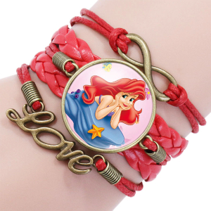 Rotes geflochtenes Armband der kleinen Meerjungfrau an einem Handgelenk