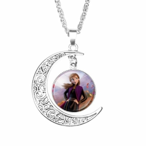 Silberne Halskette mit einem Anhänger in Form eines Mondes und dem Porträt von Anna, der Schneekönigin