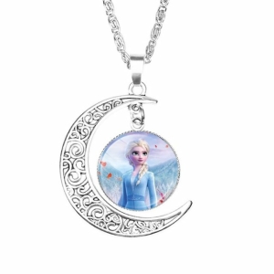 Süße Halskette mit Mondanhänger und einem Porträt von Elsa, der Schneekönigin, auf weißem Hintergrund