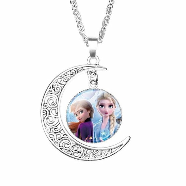 Silberne Halskette mit einem Anhänger in Form eines Mondes und dem Porträt von Elsa und Anna aus der Schneekönigin