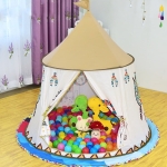 tipi-Zelt für Mädchen in Weiß und Braun mit mehrfarbigen Spielkugeln im Inneren in einem Zimmer