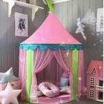 Buntes Tipi-Zelt in Form einer Burg für Mädchen mit Kissen im Inneren und einem Puppenhaus