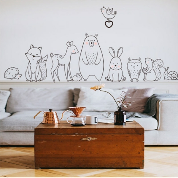 Wanddekoration mit Tiermotiv in Weiß und Schwarz für Mädchen mit einem Hintergrund ein Wohnzimmer mit einem Sofa und einem Tisch