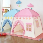 Zelt in Form eines Hauses für ein rosa und blaues Mädchen in einem Haus