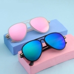 Modische Sonnenbrille für ein kleines Mädchen, zwei verschiedene Farben. Gute Qualität und sehr modisch
