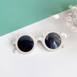 Runde Sonnenbrillen für Mädchen auf einem Tisch