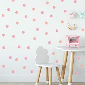 Wandsticker mit bunten Punkten für Mädchen mit einem Stuhl und einem Tisch in einem Haus