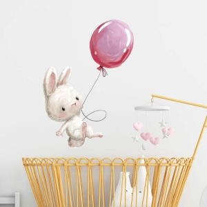 Wandsticker mit Cartoon-Motiv für ein Mädchenzimmer mit einer Wiege in einem Haus