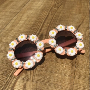 Sonnenbrille mit Blumenmuster für Mädchen auf einem Tisch