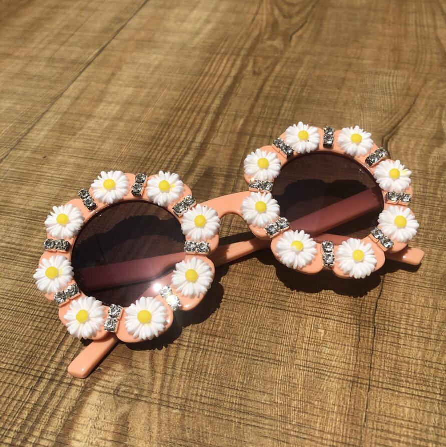 Sonnenbrille mit Blumenmuster für Mädchen auf einem Tisch