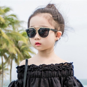 Trendige schwarze Sonnenbrille für kleine Mädchen