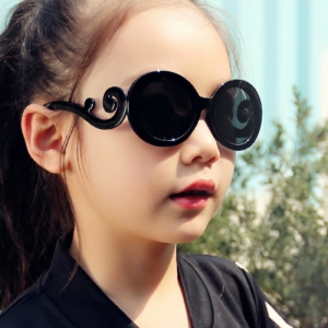 Elegante Sonnenbrille für kleine Mädchen, die von einem Mädchen getragen wird