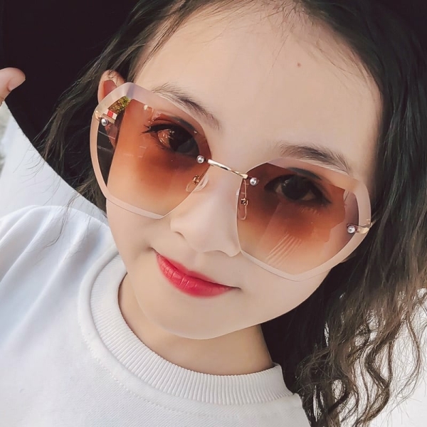 Farbige Sonnenbrillen für modische Mädchen