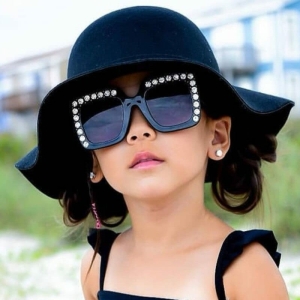 Strass-Sonnenbrille für Mädchen von einem Mädchen getragen