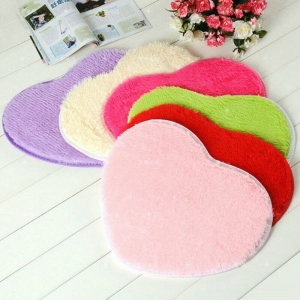 Herzförmiger Teppich für Mädchenzimmer in verschiedenen Farben mit einem Buch und einem Blumenstrauß