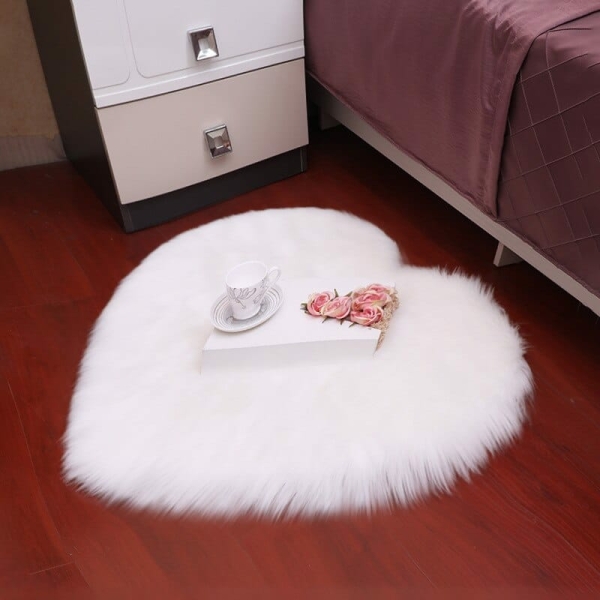 Herzförmiger Daunenteppich für ein Mädchenzimmer in einem Haus