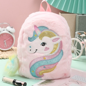 Plüsch-Rucksack mit Einhorn-Motiv für Mädchen auf einem Tisch mit einem Wecker