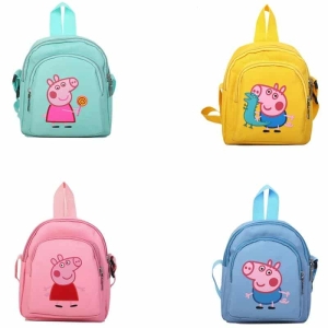 Kleine Tasche mit einem Motiv aus dem Zeichentrickfilm Peppa Pig für Mädchen mit weißem Hintergrund