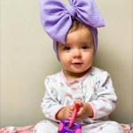 Modische violette Turbanmütze für kleine Mädchen, getragen von einem kleinen Mädchen