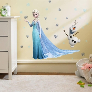 Wandaufkleber mit Elsa und Olaf Motiv für Mädchen an einer Wand in einem Haus