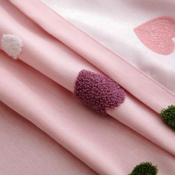 Vorhang mit Herzmuster für ein modisches Mädchenzimmer